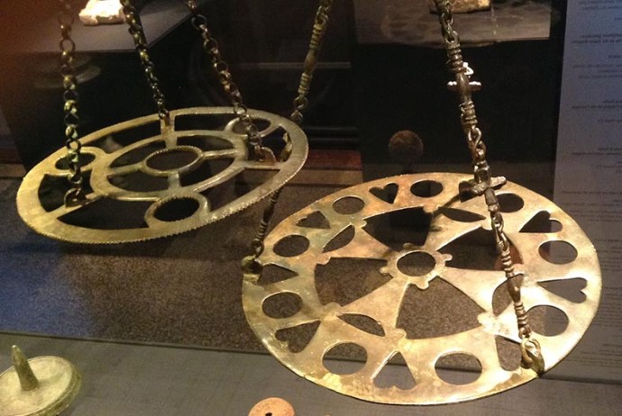 Byzantine polykandela in brass or bronze. (pallasweb.com)